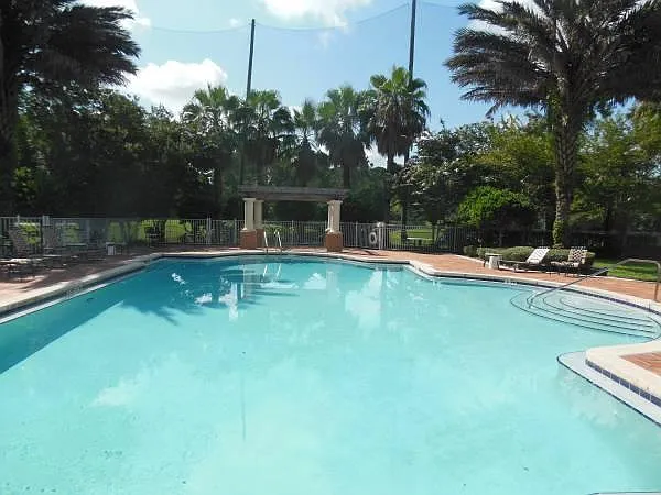 610 Fairway Dr — Photo 2