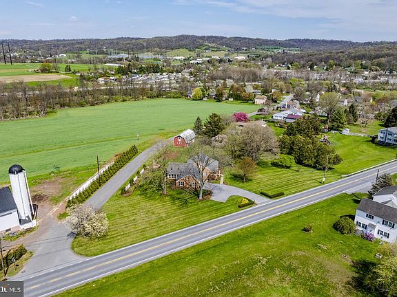 3rd image of 218 Lauschtown Rd