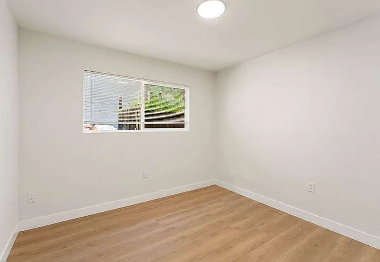 327 22nd St — Photo 13