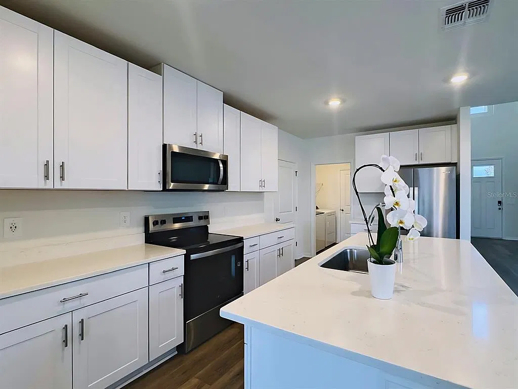 4 bed, 2.5 bath, 2168 sqft, $3,000 — Photo 2