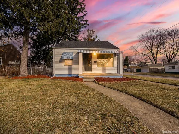 18599 Elkhart St, Harper Woods, MI 48225