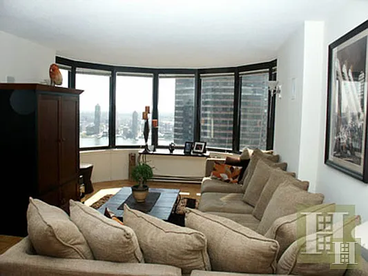 Rented by Halstead Real Estate | media 27