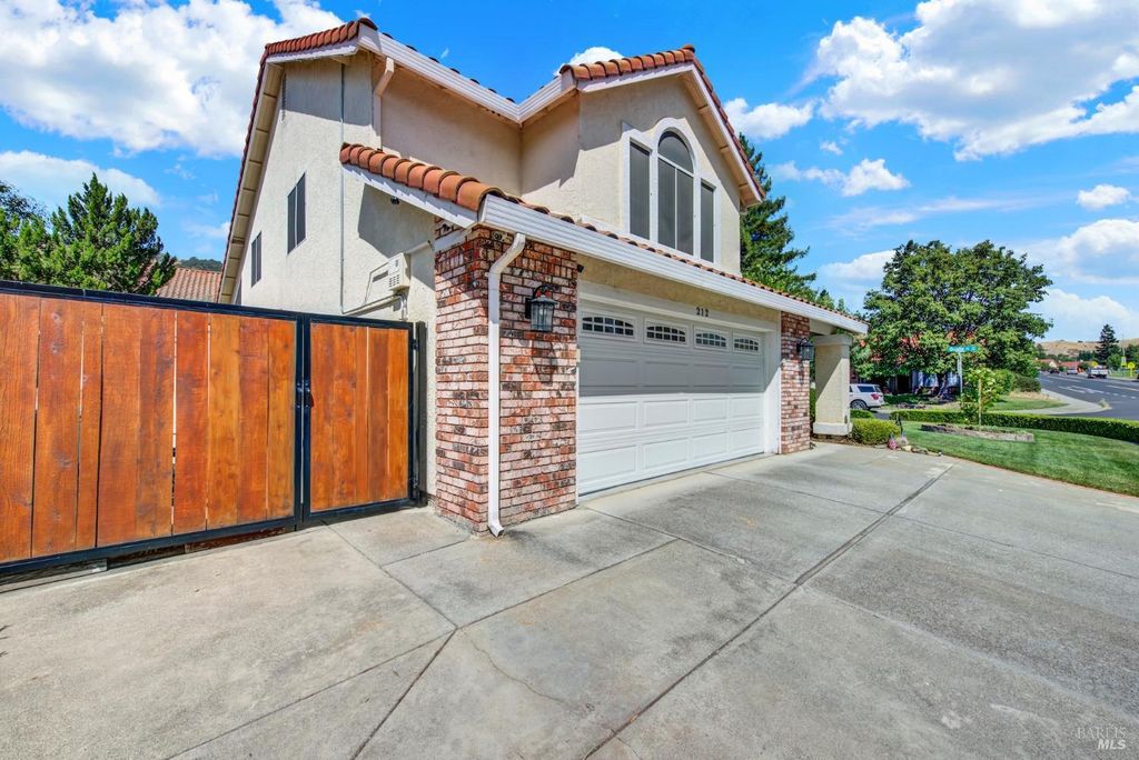 212 Wrentham Drive, Vacaville, CA - More