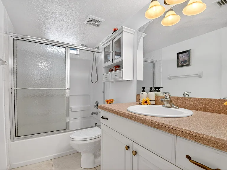 230 NE 26th Ave #302 — Photo 21