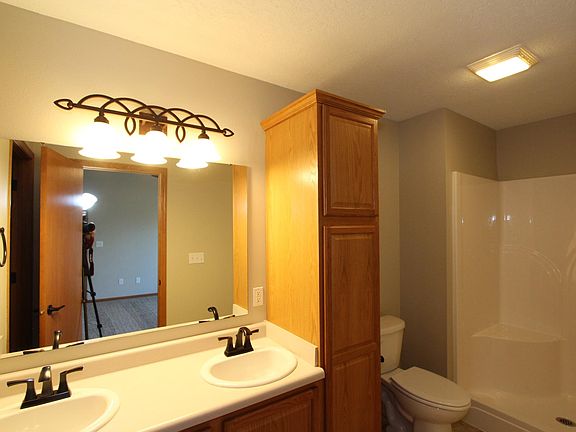 5th image of 10 E Tartan Dr