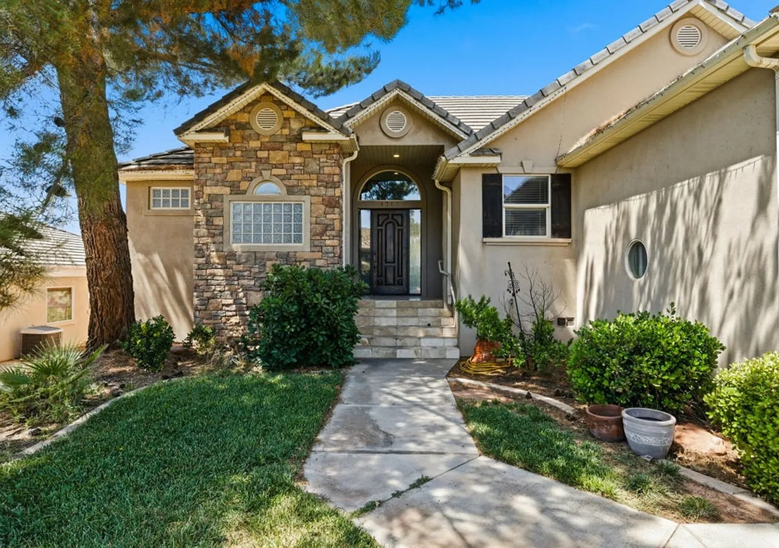 Beautiful 6 Bedroom home for rent — Photo 2