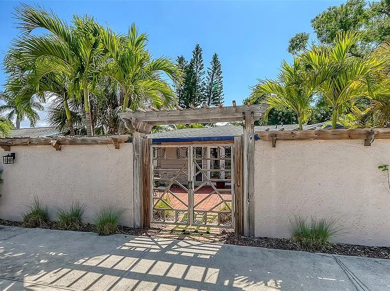 1127 S Osprey Ave — Photo 4