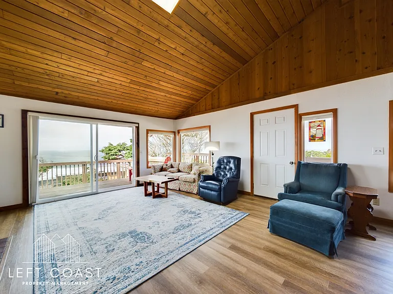 1033 NW Inlet Ave — Photo 9