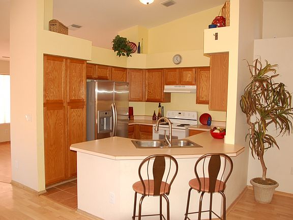 Open kitchen/ great room
