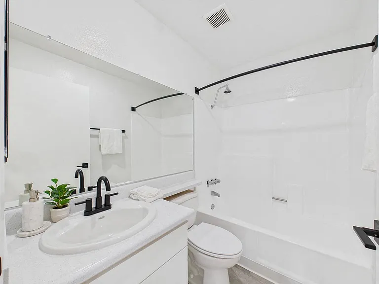 Keystone Apartments — Photo 11