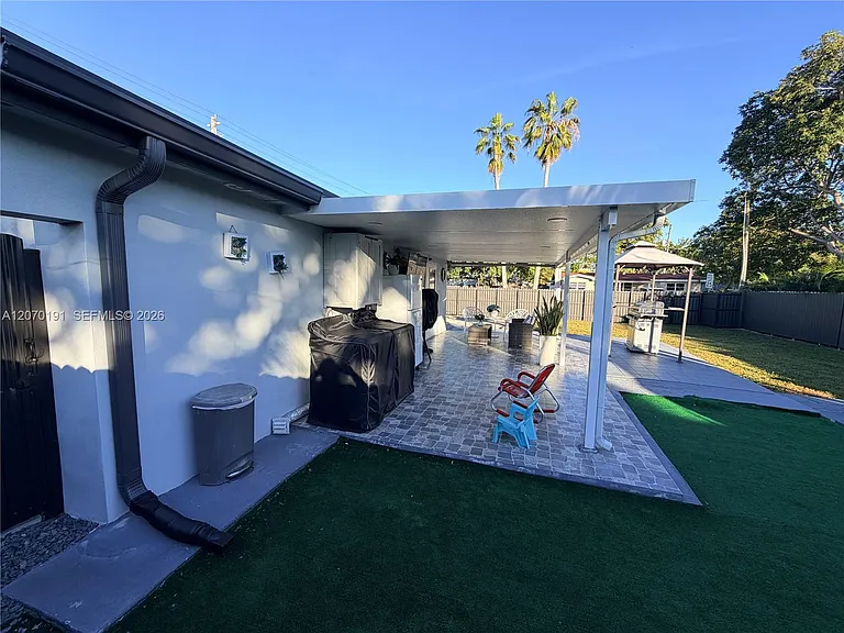 8100 Taft St — Photo 20
