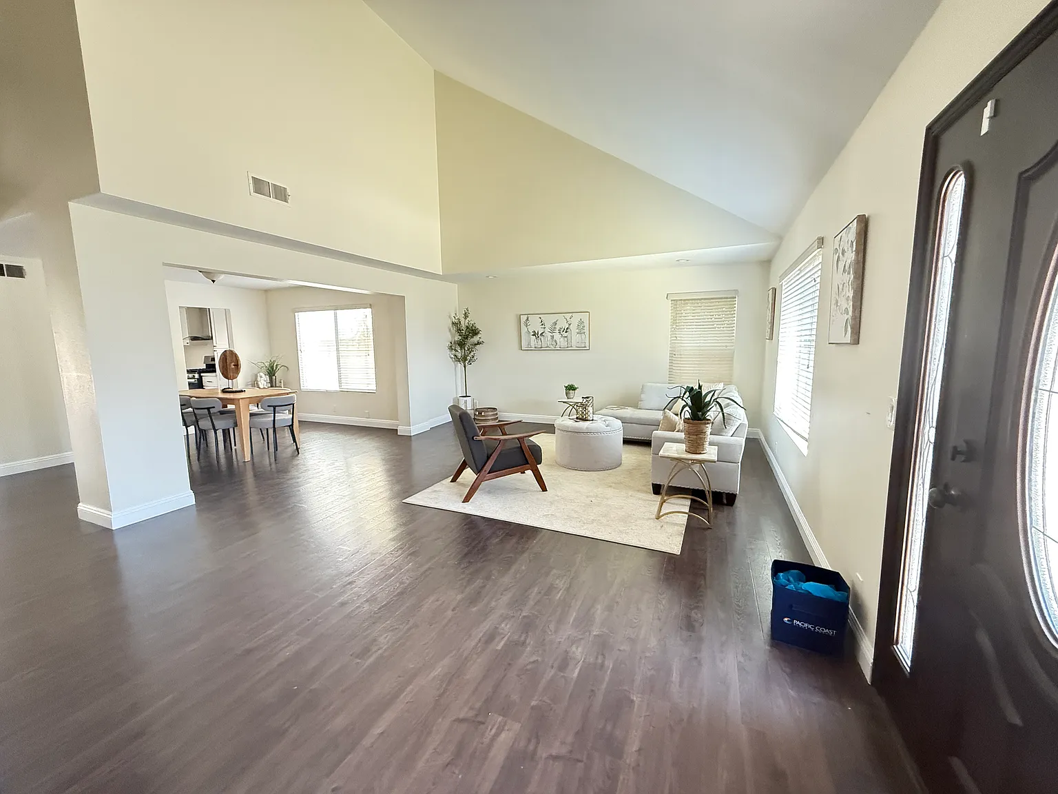 4 bed, 2501 sqft, $4,950 — Photo 2