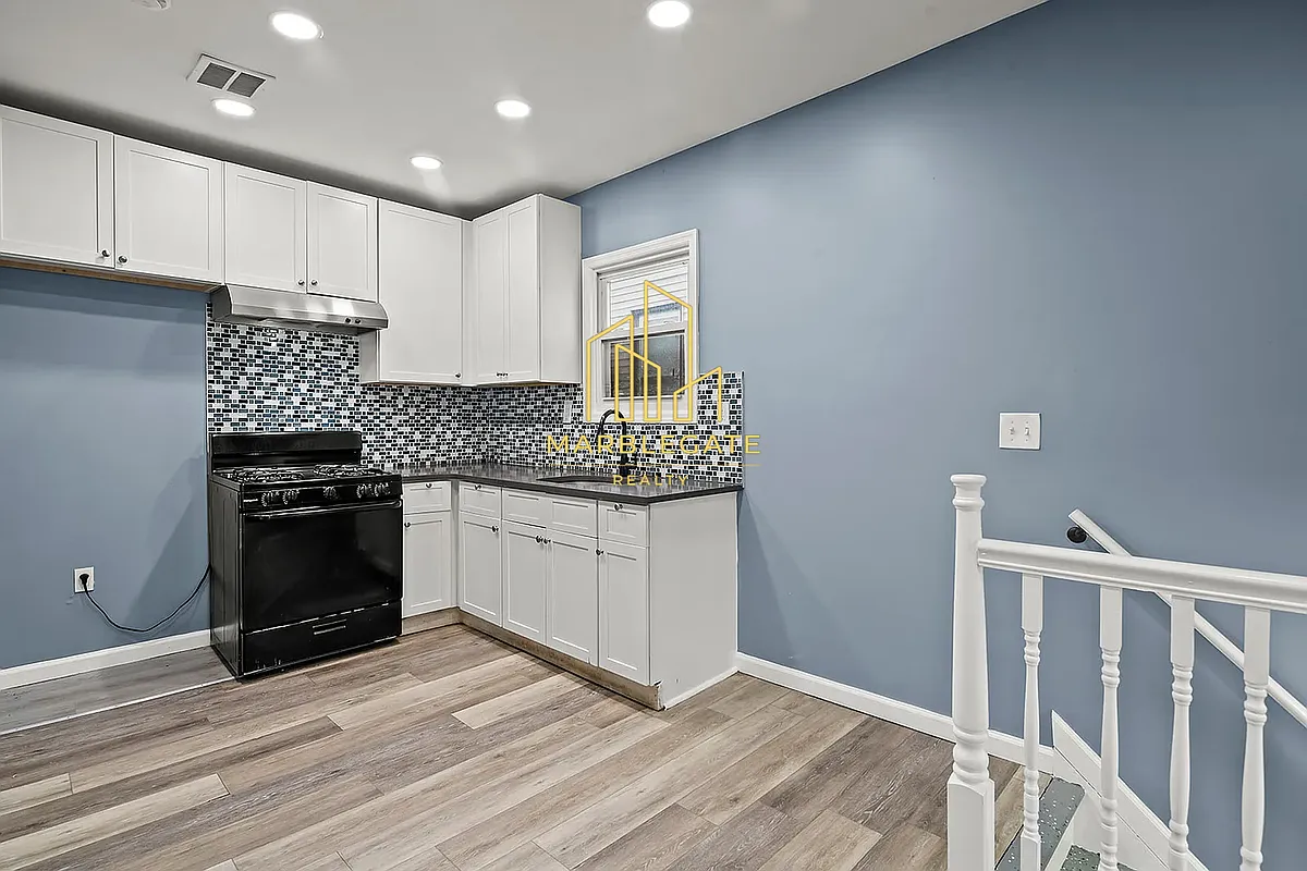 Building Photo - 275 Clinton Pl #11F