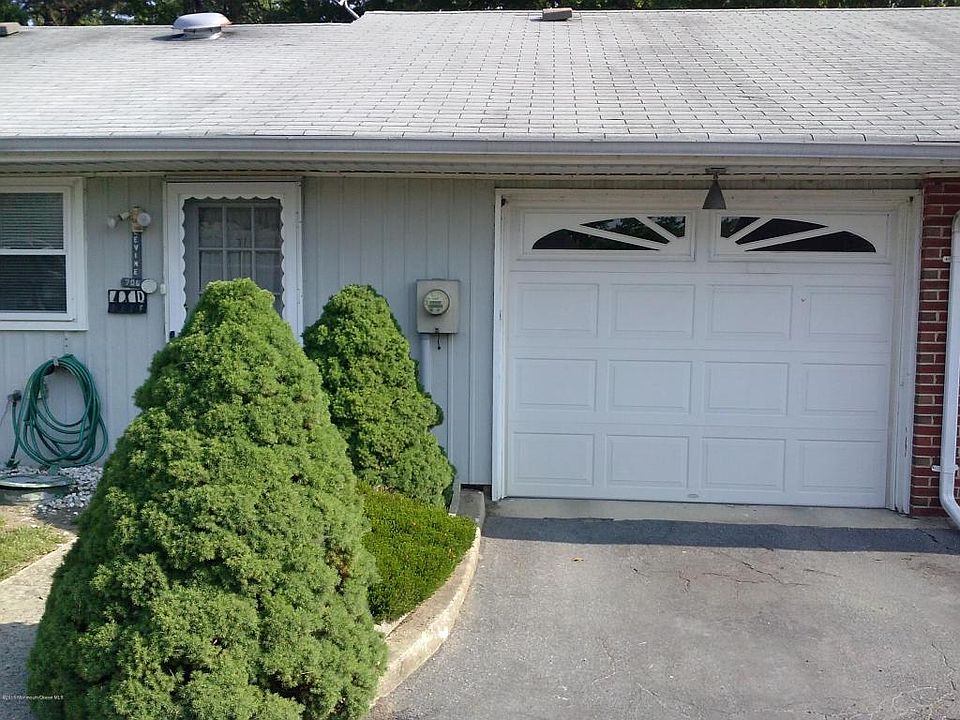 1st image of 706D Plymouth Dr