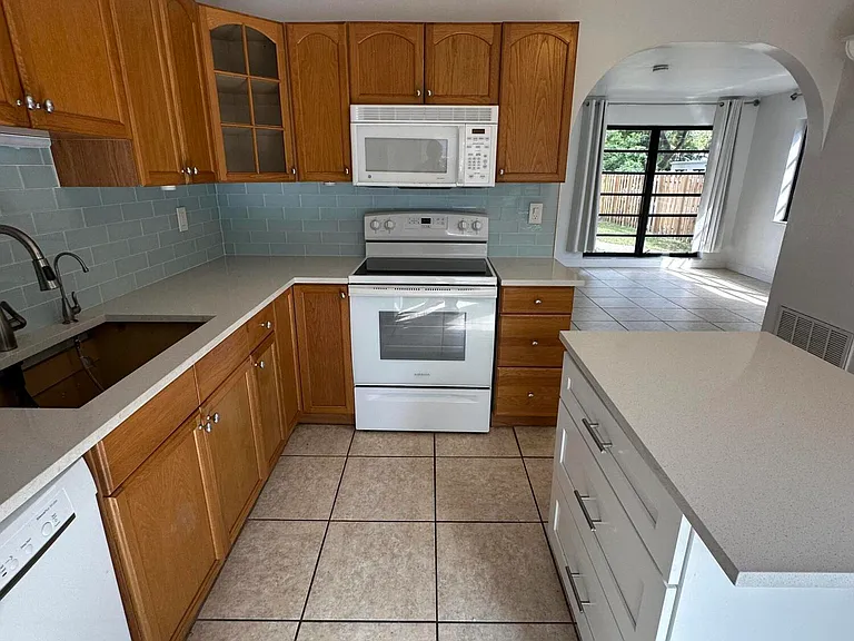 1424 SW 9th St — Photo 11