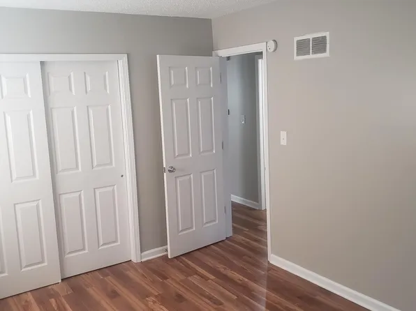8311 Grandview Ln, Overland Park, KS 66212
