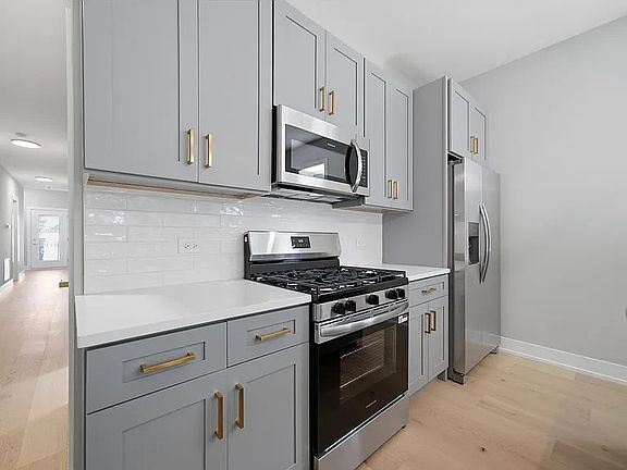 2nd image of 2442 W Wilson Ave #2