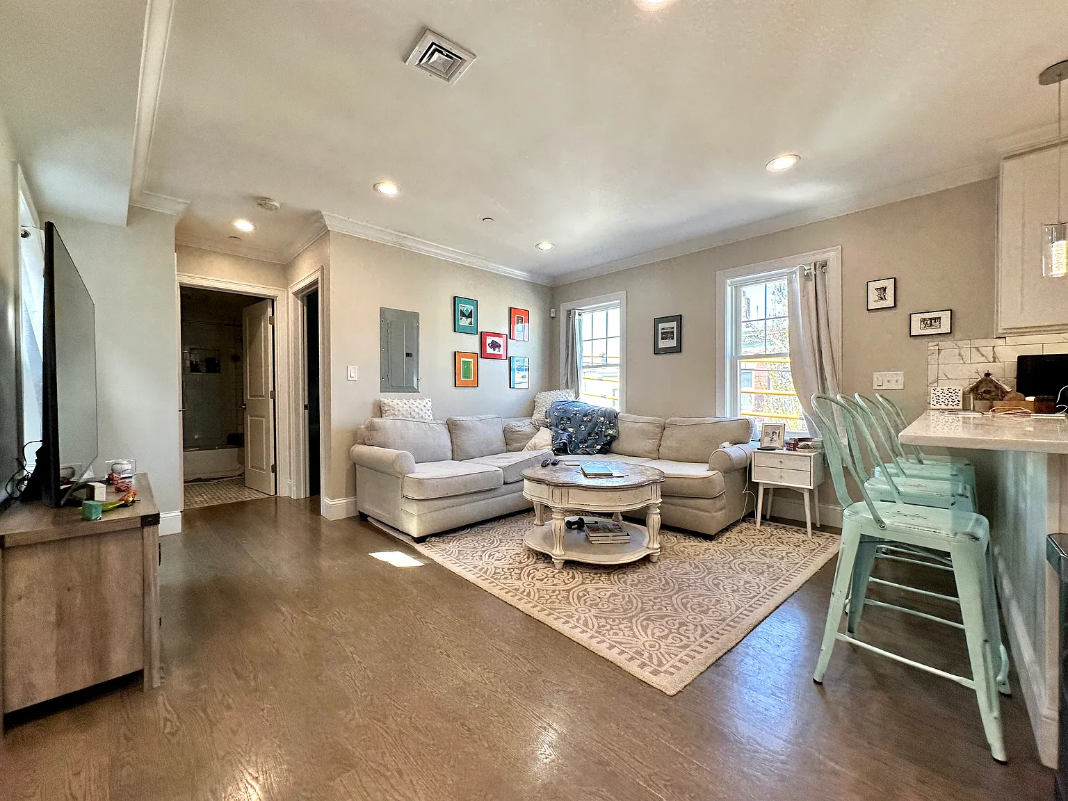 2 bed, 860 sqft, $3,700 — Photo 2