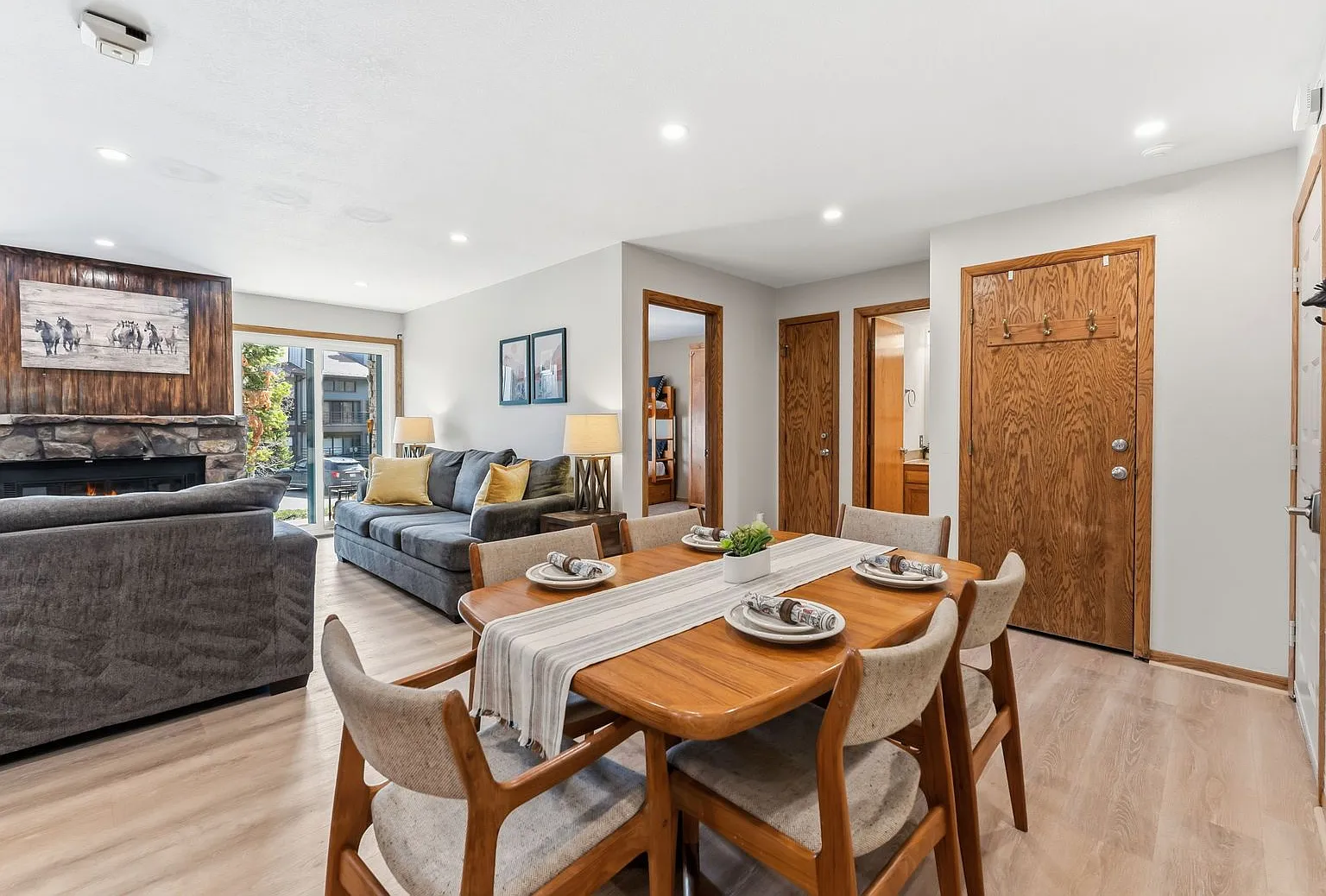 Winter Rental- Amazing Amenities, wood burning fireplace and walkout unit. — Photo 1