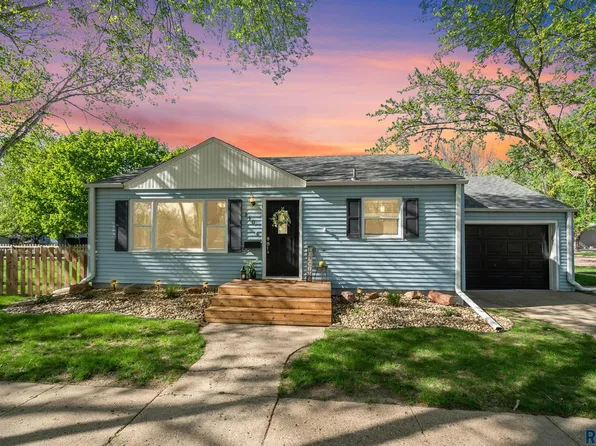 110 E Maple St, Beresford, SD 57004