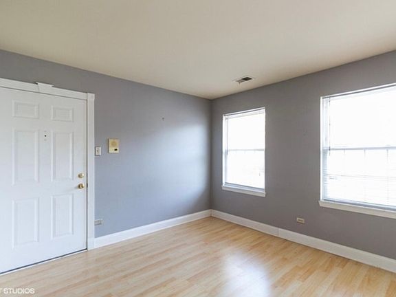 3rd image of 1301 Wyndham Dr APT 104