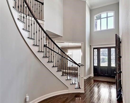 Beautiful lines continue throughout.