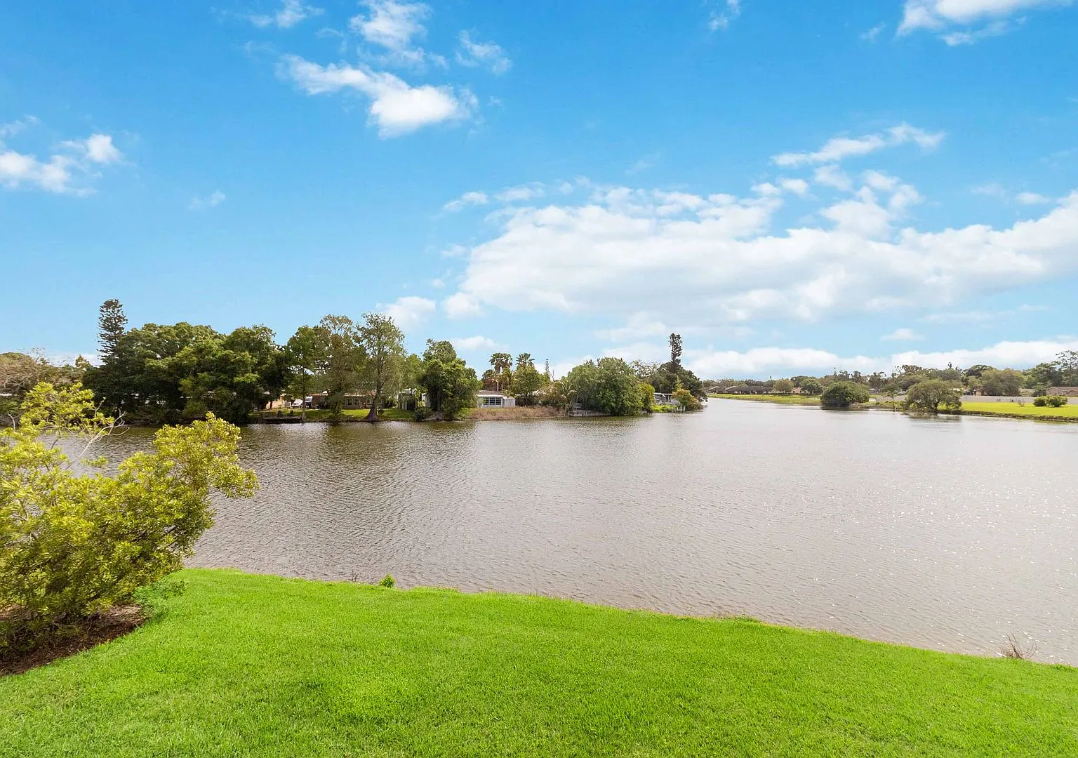 Beautiful furnished 2/2 condo with stunning water view available now for a short-term stay — Photo 4
