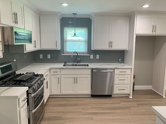 3rd image of 390 Armstrong Dr