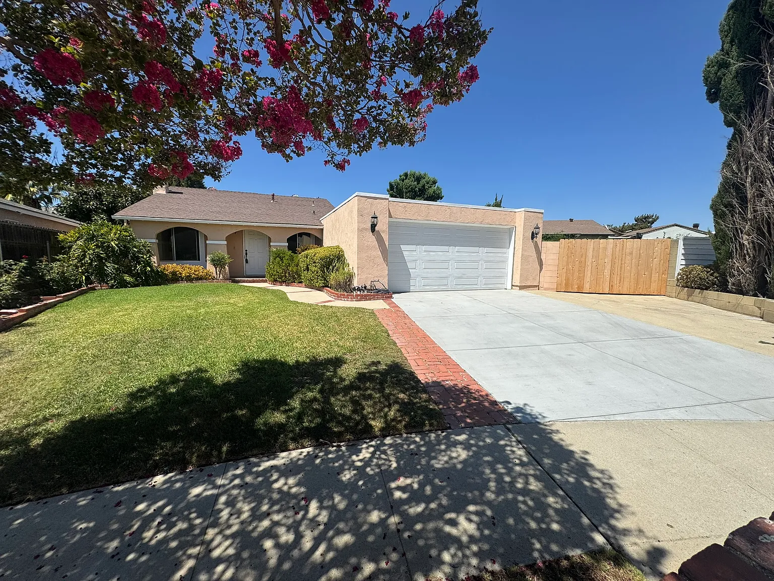 3 bed, 1310 sqft, $3,800 — Photo 2