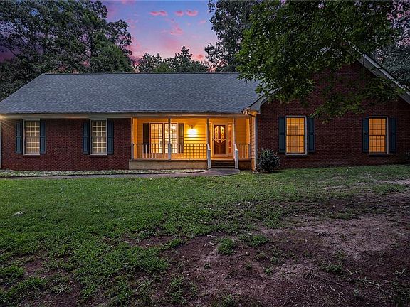 2nd image of 340 Radcliffe Trce