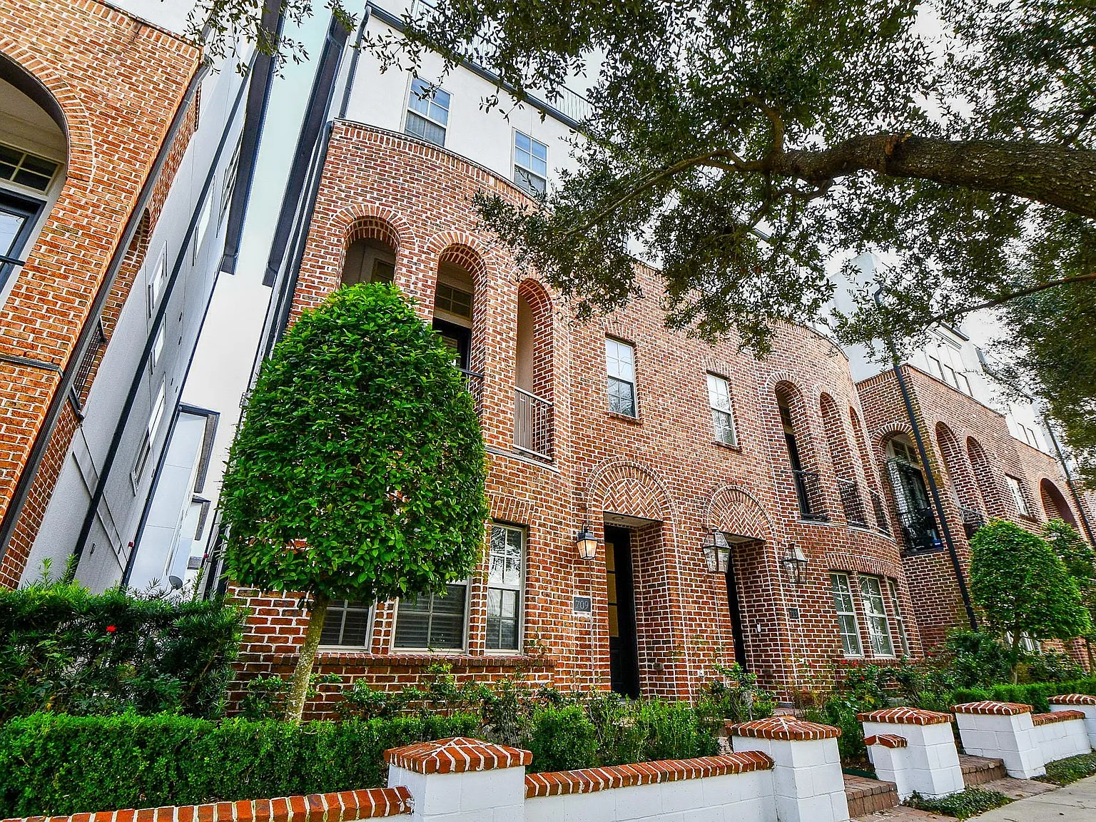 3 bed, 4.5 bath, 2811 sqft, $3,400 — Photo 1