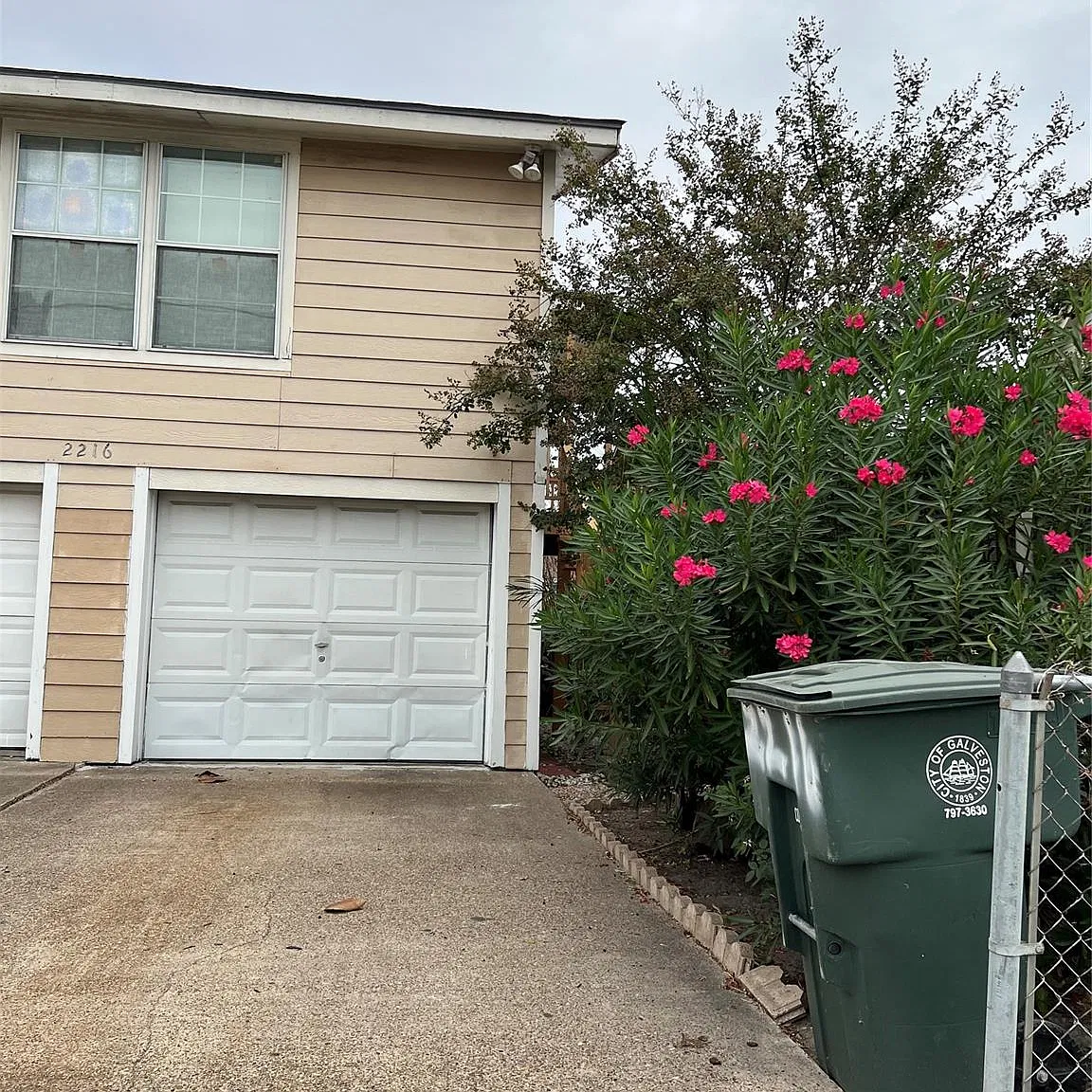 3 bed, 2.0 bath, 2028 sqft, $1,600 — Photo 2