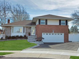 7 Dee Ct, Plainview, NY 11803