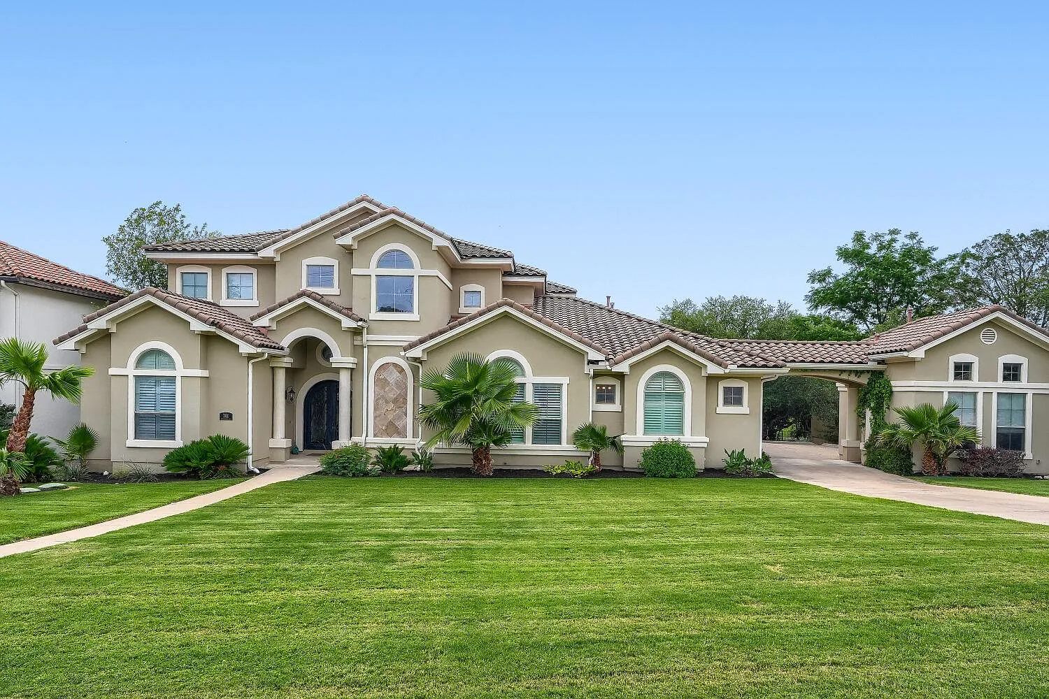 5 bed, 4.0 bath, 4389 sqft, $7,500 — Photo 1