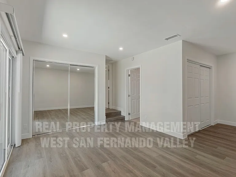 9801 Columbus Ave — Photo 18