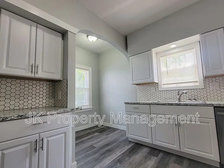 301 25th St N — Photo 13