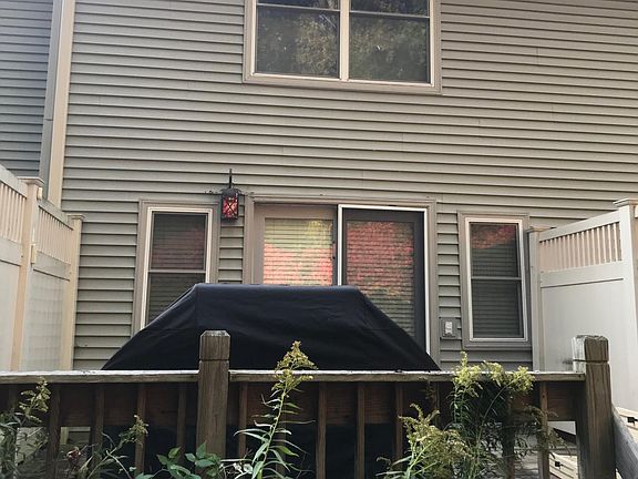 Townhouse view from the back / Deck
