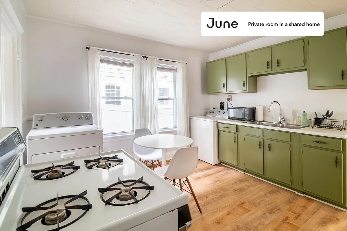 Full bedroom in 4 bed/1 bath home in Mission Hill #1227 A — Photo 2