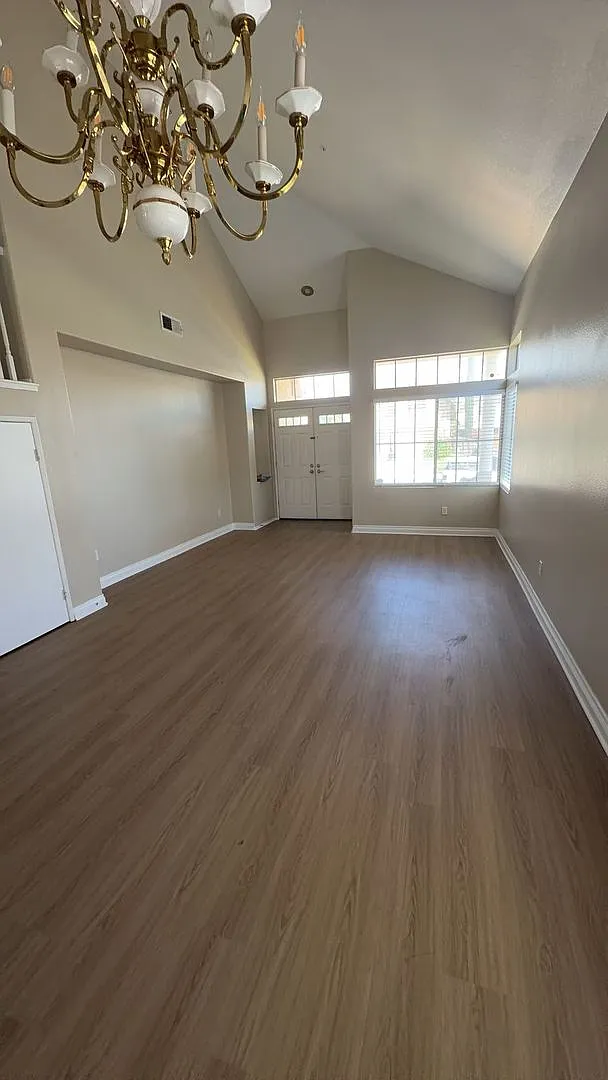 Spacious, Comfortable & Ready to Welcome You Home! — Photo 4