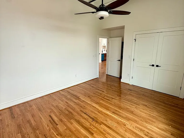 2033 W Broad St — Photo 6