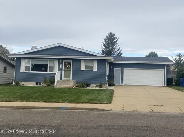 859 Senior Ave, Dickinson, ND 58601