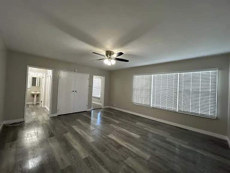 0086 Ocean-Capri Building — Photo 11