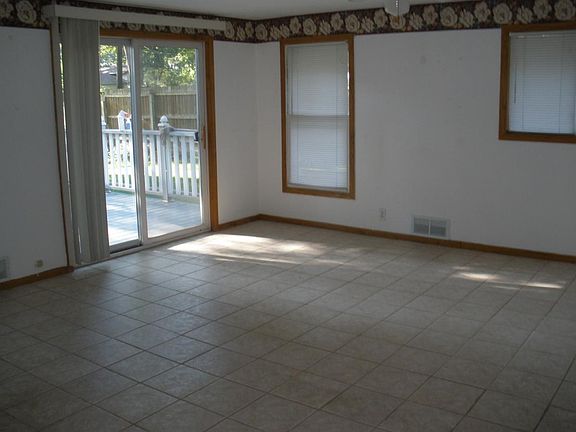 LARGE FAMIY ROOM