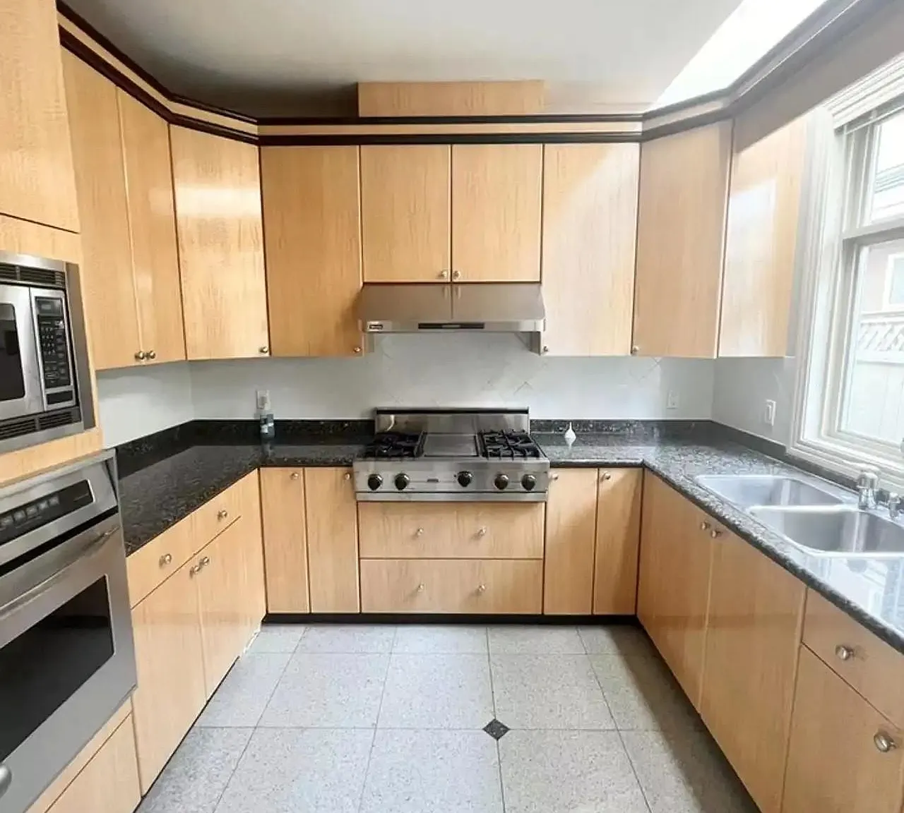 5 bed, 3980 sqft, $5,000 — Photo 4
