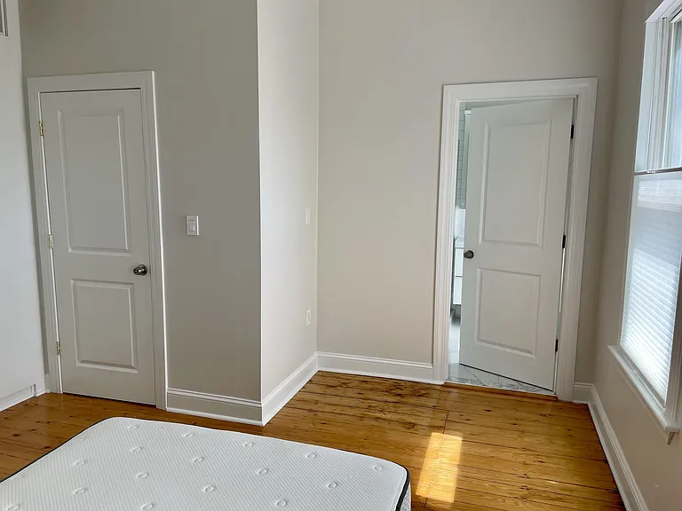 258 W Broadway — Photo 9