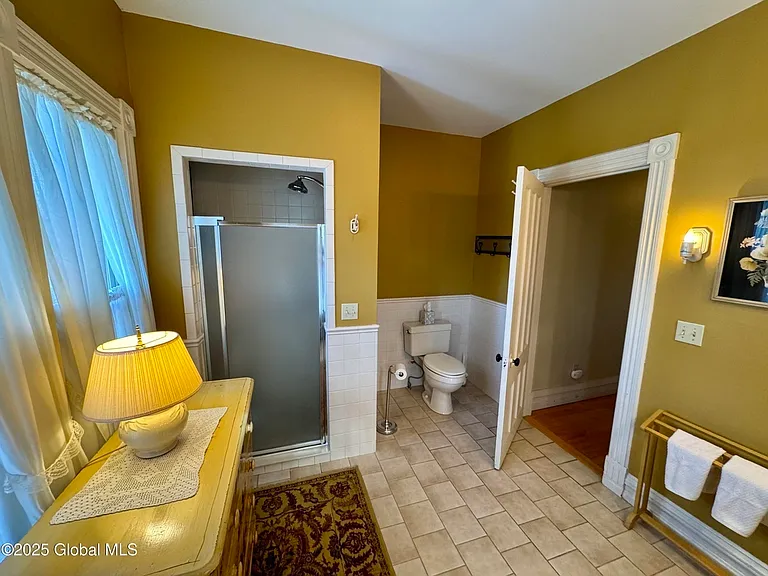475 Glen St — Photo 16