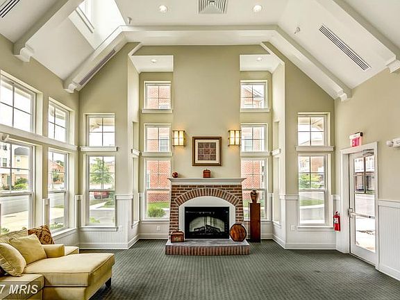 3rd image of 260 Urban Ave #260