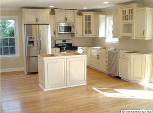 28 Lakeview Dr, Marlboro, NJ 07746