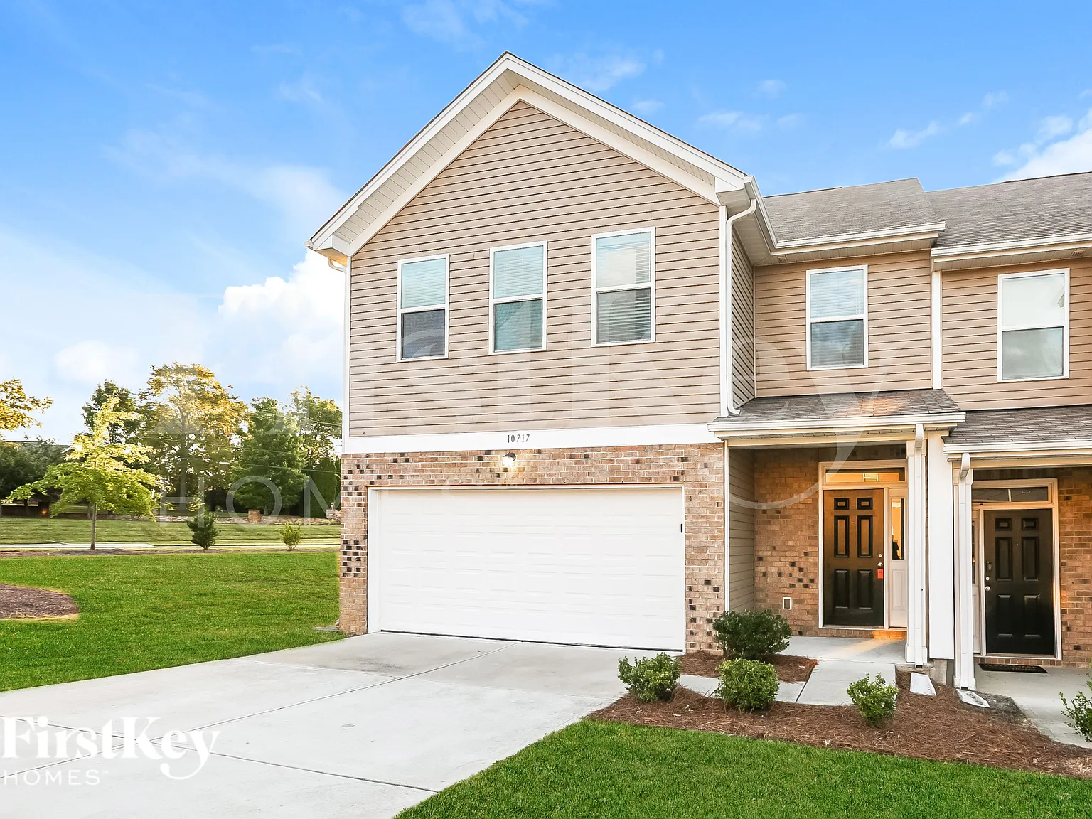 3 bed, 2.5 bath, 1833 sqft, $2,370 — Photo 2