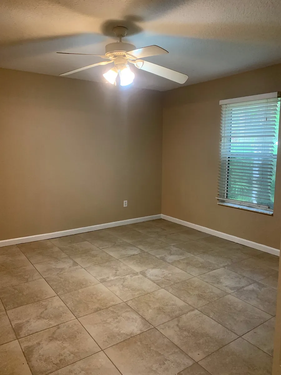 Building Photo - 10 Emerald Ln #A